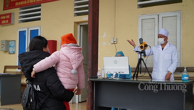 quang ninh 100 so nguoi ra vao mong cai duoc kiem tra than nhiet