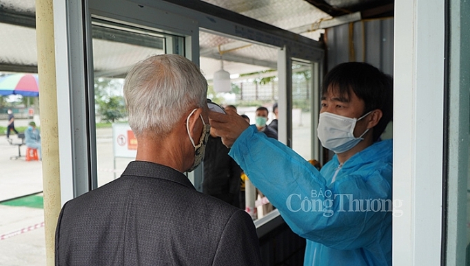 quang ninh 100 so nguoi ra vao mong cai duoc kiem tra than nhiet