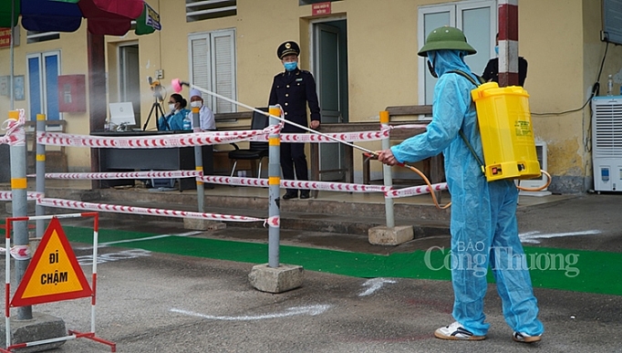 quang ninh 100 so nguoi ra vao mong cai duoc kiem tra than nhiet