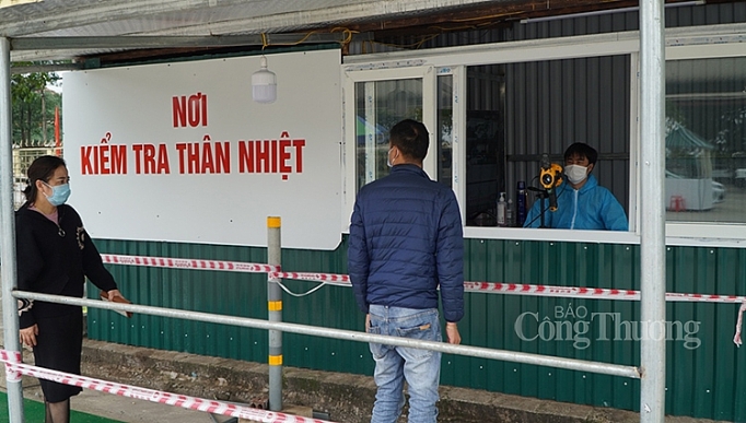 quang ninh 100 so nguoi ra vao mong cai duoc kiem tra than nhiet