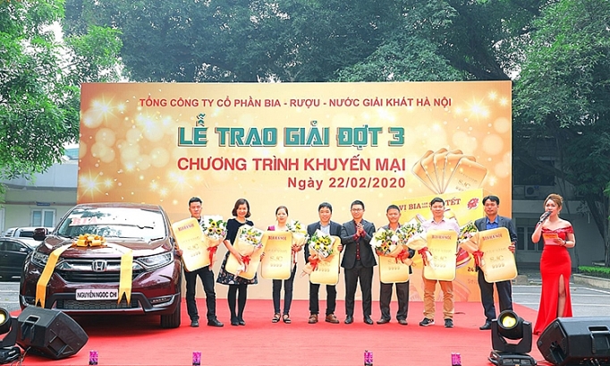 bia ha noi trao giai cho nhung khach hang may man