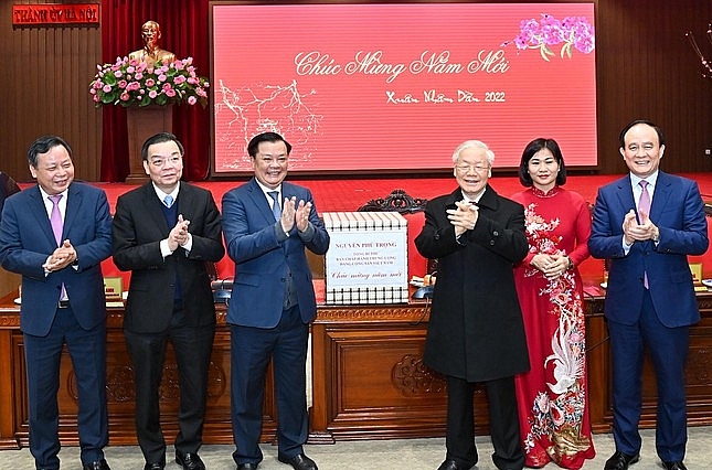 Tổng Bí thư Nguyễn Phú Trọng với các lãnh đạo thành phố Hà Nội. Tổng Bí thư Nguyễn Phú Trọng với các lãnh đạo thành phố Hà Nội.