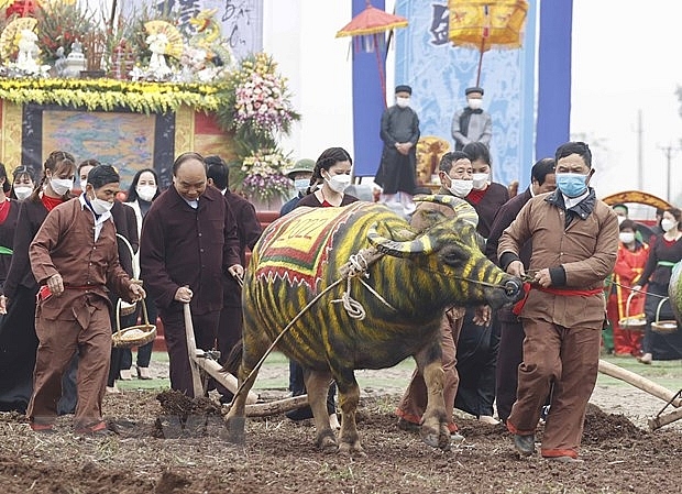 Chủ tịch nước Nguyễn Xuân Phúc xuống đồng cày ruộng đầu năm mới. Chủ tịch nước Nguyễn Xuân Phúc xuống đồng cày ruộng đầu năm mới.