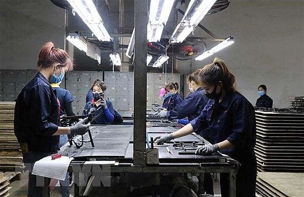 Công nhân làm việc tại Công ty Trách nhiệm hữu hạn Quốc tế Bright Việt Nam, huyện Thuận Thành, tỉnh Bắc Ninh