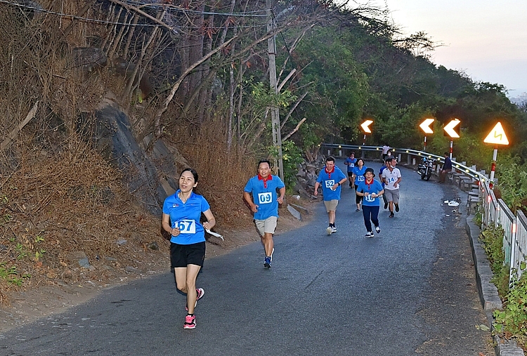 Cùng tiến lên phía trước Cùng tiến lên phía trước