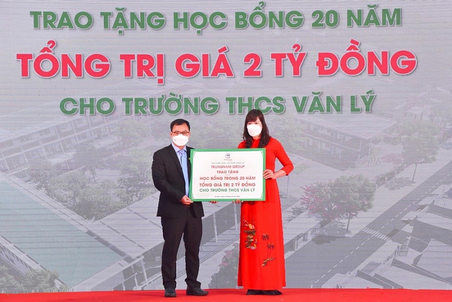 Đại diện Trungnam Group trao tặng học bổng 2 tỷ đồng tại buổi lễ khánh thành và bàn giao trường THCS Văn Lý (Hà Nam) Đại diện Trungnam Group trao tặng học bổng 2 tỷ đồng tại buổi lễ khánh thành và bàn giao trường THCS Văn Lý (Hà Nam)