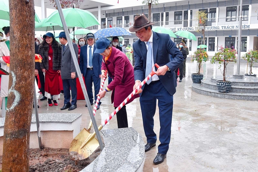 Bí thư Tỉnh ủy Hà Nam Lê Thị Thủy cùng nguyên Bộ trưởng, Chủ nhiệm Văn phòng Chính phủ và đại diện lãnh đạo tỉnh Hà Nam, UBND huyện Lý Nhân, Trungnam Group trồng cây lưu niệm tại Trường THCS Văn Lý Bí thư Tỉnh ủy Hà Nam Lê Thị Thủy cùng nguyên Bộ trưởng, Chủ nhiệm Văn phòng Chính phủ và đại diện lãnh đạo tỉnh Hà Nam, UBND huyện Lý Nhân, Trungnam Group trồng cây lưu niệm tại Trường THCS Văn Lý