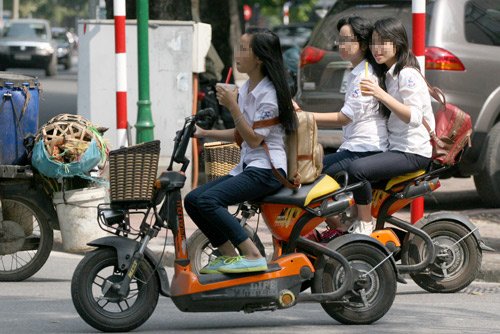 Từ tháng 4/2015, đi xe đạp điện phải đội mũ bảo hiểm