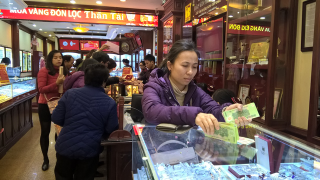 Phiên giao dịch sáng nay 1/3, giá vàng SJC đồng loạt giảm xuống mức thấp nhất hơn 1 tháng qua, khi giá vàng thế giới đi xuống.