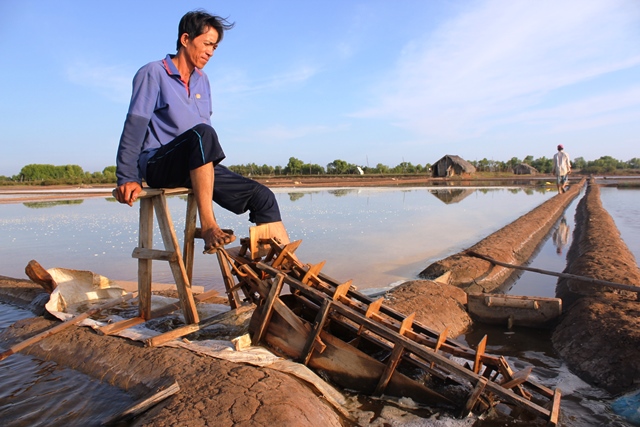 Diêm dân đưa nước biển vào ruộng để sản xuất muối
