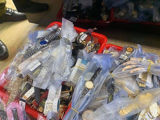 hon 3000 chiec dong ho nhai thuong hieu rolex patek philippebi tich thu