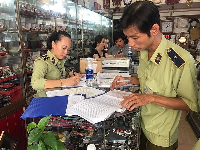 hon 3000 chiec dong ho nhai thuong hieu rolex patek philippebi tich thu