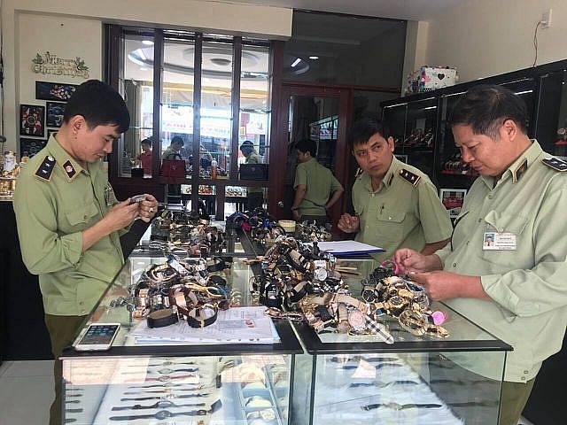 hon 3000 chiec dong ho nhai thuong hieu rolex patek philippebi tich thu