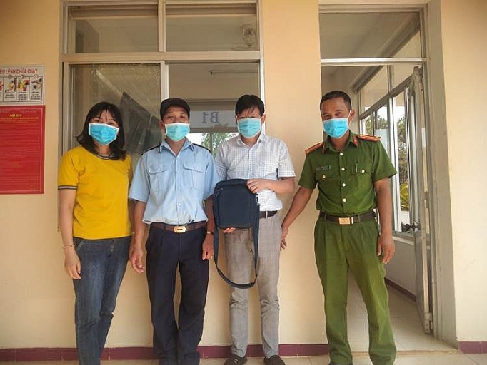 Trả lại cho khách gần 90 triệu đồng bị bỏ quên tại Thủy điện Ialy tra lai cho khach gan 90 trieu dong bi bo quen tai thuy dien ialy