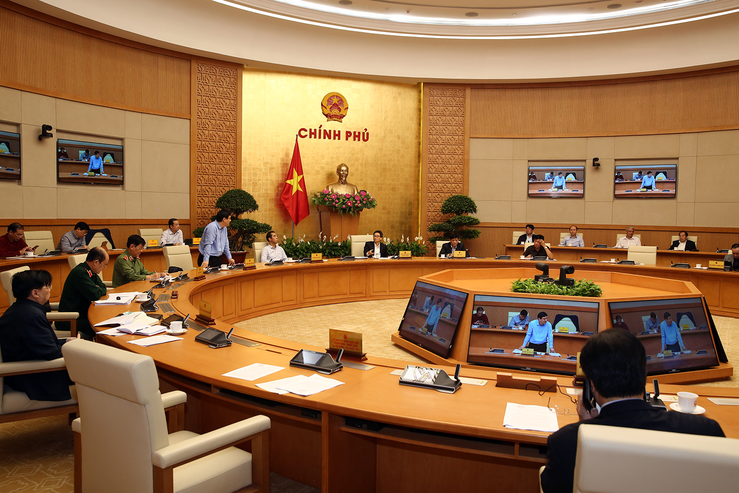 Khẩn trương, khẩn trương hơn nữa, quyết liệt ngăn chặn lây nhiễm trong cộng đồng khan truong khan truong hon nua quyet liet ngan chan lay nhiem trong cong dong
