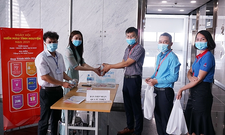 Trao tặng quà cho trẻ em nghèo Trao tặng quà cho trẻ em nghèo