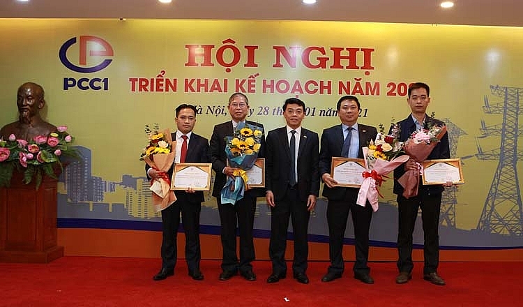 PTGĐ Võ Hồng Quang trao tặng cho 04 đơn vị đạt danh hiệu:”Đơn vị hoàn thành xuất sắc nhiệm vụ”