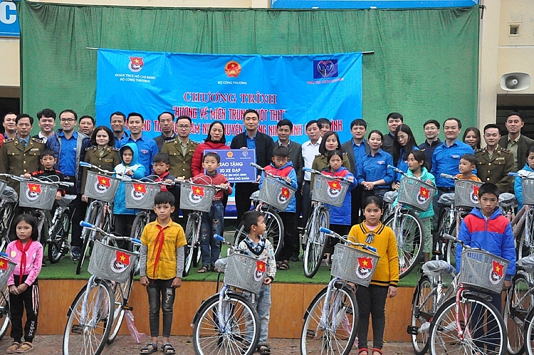 ĐTN Bộ Công Thương trao quà tặng cho các em học sinh tại Trường Tiểu học Hàm Ninh, huyện Quảng Ninh, tỉnh Quảng Bình
