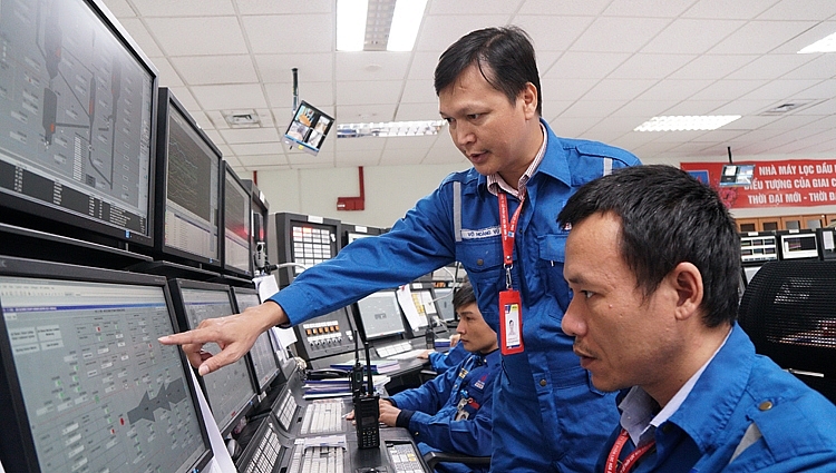 Năm 2020 mặc dù gặp rất nhiều khó khăn, thách thức nhưng BSR vẫn vận hành Nhà máy Lọc dầu Dung Quất an toàn, ổn định. Trong ảnh: Kỹ sư BSR vận hành NMLD Dung Quất Năm 2020 mặc dù gặp rất nhiều khó khăn, thách thức nhưng BSR vẫn vận hành Nhà máy Lọc dầu Dung Quất an toàn, ổn định. Trong ảnh: Kỹ sư BSR vận hành NMLD Dung Quất