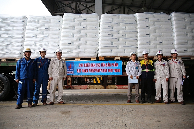 BSR kỳ vọng kết quả sản xuất kinh doanh năm 2021 sẽ tăng trưởng mạnh so với năm 2020. Ảnh: BSR xuất bán sản phẩm hạt nhựa mới T3050 BSR kỳ vọng kết quả sản xuất kinh doanh năm 2021 sẽ tăng trưởng mạnh so với năm 2020. Ảnh: BSR xuất bán sản phẩm hạt nhựa mới T3050