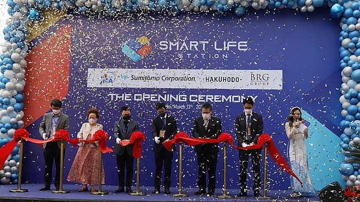 Lễ cắt băng khánh thành “Trạm kết nối cộng đồng” tại tổ hợp chung cư Le Grand Jardin (Long Biên, Hà Nội) Lễ cắt băng khánh thành “Trạm kết nối cộng đồng” tại tổ hợp chung cư Le Grand Jardin (Long Biên, Hà Nội)