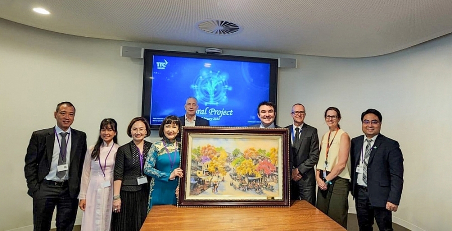 Bà Huỳnh Bích Ngọc - Chủ tịch HĐQT (thứ 4 từ trái sang) và bà Đặng Huỳnh Ức My - Phó Chủ tịch HĐQT (thứ 3 từ trái sang) và các lãnh đạo cấp cao của SBT trong buổi làm việc chính thức với đại diện chính quyền Bang Queensland, Úc Bà Huỳnh Bích Ngọc - Chủ tịch HĐQT (thứ 4 từ trái sang) và bà Đặng Huỳnh Ức My - Phó Chủ tịch HĐQT (thứ 3 từ trái sang) và các lãnh đạo cấp cao của SBT trong buổi làm việc chính thức với đại diện chính quyền Bang Queensland, Úc