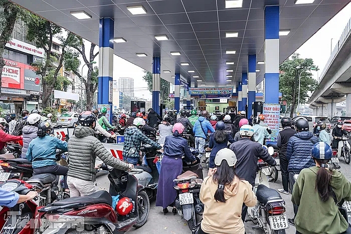 Người dân xếp hàng mua xăng khi giá tăng kỷ lục Người dân xếp hàng mua xăng khi giá tăng kỷ lục