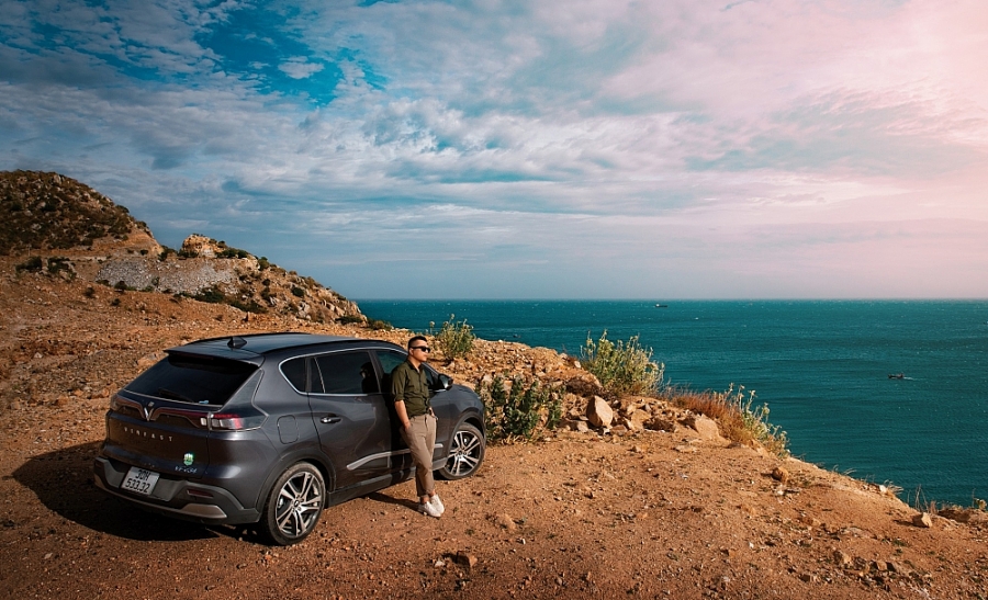 Anh Tùng Anh cùng chiếc xe VF e34 trong chuyến đi xuyên Việt Anh Tùng Anh cùng chiếc xe VF e34 trong chuyến đi xuyên Việt