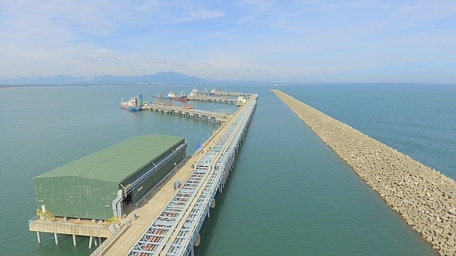 Đê chắn sóng của NMLD Dung Quất dài 1,6 km chắn gió, chắn sóng cho vịnh Dung Quất Đê chắn sóng của NMLD Dung Quất dài 1,6 km chắn gió, chắn sóng cho vịnh Dung Quất