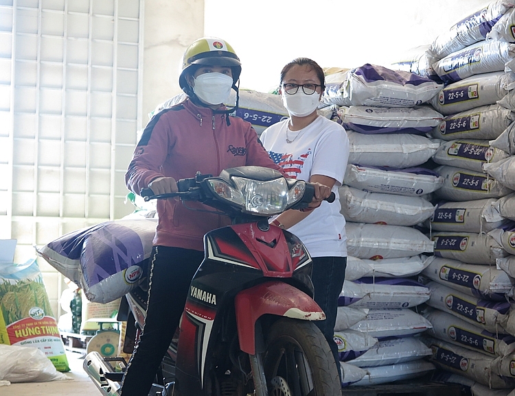 Chị Bùi Thị Kim Tuyền (áo trắng bên phải) luôn tư vấn bà con lựa chọn những dòng sản phẩm phân bón chất lượng. Chị Bùi Thị Kim Tuyền (áo trắng bên phải) luôn tư vấn bà con lựa chọn những dòng sản phẩm phân bón chất lượng.