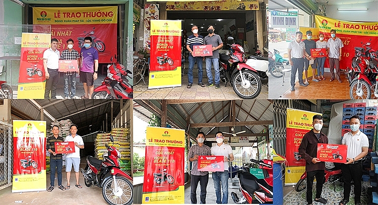 Phân Bón Cà Mau trao quà cho các khách hàng may mắn