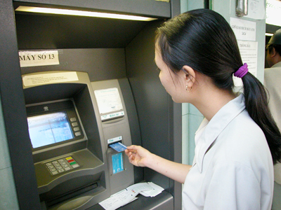 Theo ông Nguyễn Toàn Thắng - Tổng Thư ký Hiệp hội Ngân hàng Việt Nam, việc ngân hàng thu phí khi cung ứng dịch vụ là phù hợp với pháp luật để bù đắp phần nào chi phí đầu tư (ảnh minh họa).