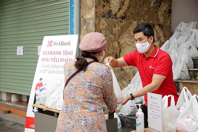 SeABank tặng nhu yếu phẩm cho người nghèo trong mùa dịch Covid-19 seabank ta ng nhu ye u pha m cho nguo i nghe o trong mu a di ch covid 19
