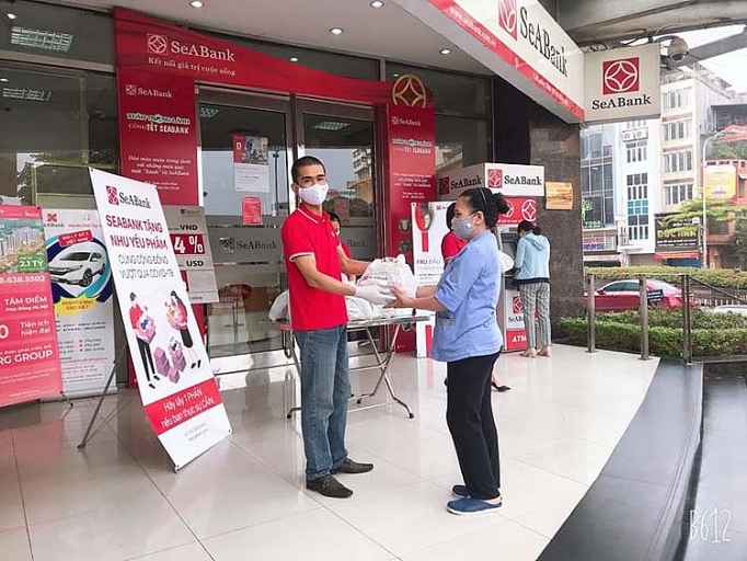 SeABank tặng nhu yếu phẩm cho người nghèo trong mùa dịch Covid-19 seabank ta ng nhu ye u pha m cho nguo i nghe o trong mu a di ch covid 19