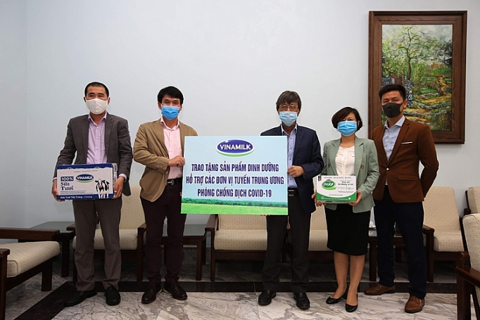 Vinamilk ủng hộ gần 15 tỷ đồng cho các đơn vị tuyến đầu chống dịch vinamilk ung ho gan 15 ty dong de tiep suc cho cac don vi tuyen dau tren ca nuoc chong dich