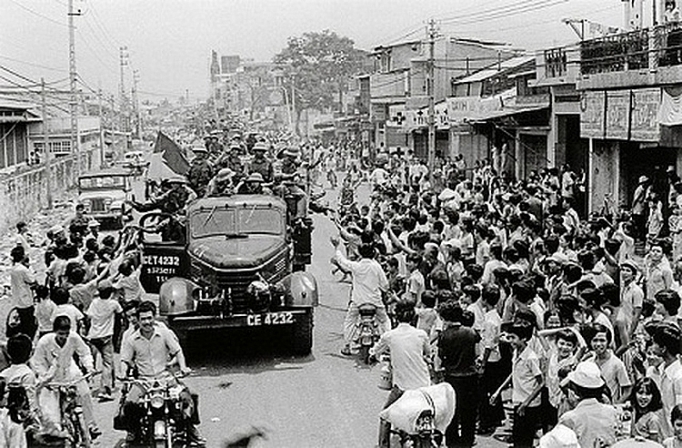 nhung khoanh khac lich su ngay giai phong sai gon tren bao chi quoc te
