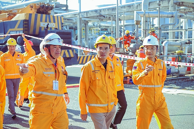 Lãnh đạo PV GAS quan tâm chỉ đạo sát sao ngay tại công trình, đảm bảo tiến độ, an toàn và tiết kiệm