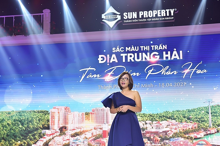 Đại diện chủ đầu tư Sun Group giới thiệu về tính ưu việt của shophouse The Center. Đại diện chủ đầu tư Sun Group giới thiệu về tính ưu việt của shophouse The Center.