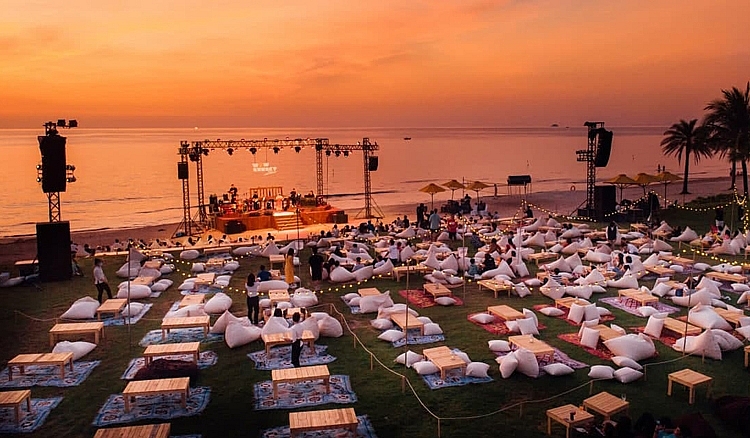 Âm nhạc bình dị, chân thật giữa mênh mông biển xanh cát trắng và ánh hoàng hôn đầy mê hoặc (Wow Sunset Show tại Phú Quốc)