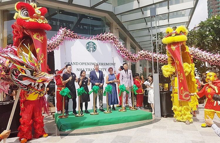 Lãnh đạo Công ty Starbucks Coffee Việt Nam và các thành viên chủ chốt tại Nha Trang cắt băng khai trương cửa hàng Starbucks Vinpearl Beachfront Nha Trang Lãnh đạo Công ty Starbucks Coffee Việt Nam và các thành viên chủ chốt tại Nha Trang cắt băng khai trương cửa hàng Starbucks Vinpearl Beachfront Nha Trang
