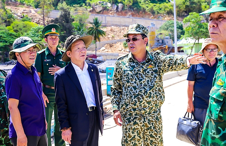 Ông Nguyễn Tiến Hải, Ủy viên BCH Trung ương Đảng, Chủ tịch HĐND tỉnh, Bí thư Tỉnh ủy, Bí thư Đảng ủy Quân sự tỉnh Cà Mau giới thiệu về tiềm năng, lợi thế của đảo Hòn Khoai với ông Đỗ Quang Hiển, Chủ tịch Tập đoàn T&T Group