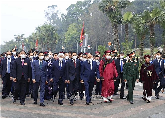 Chủ tịch nước Nguyễn Xuân Phúc dâng hương tưởng niệm các Vua Hùng