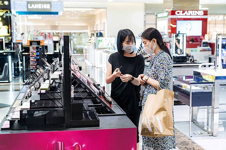 Các gian hàng mỹ phẩm tại Vincom luôn là điểm đến tin cậy, thu hút các chị em phụ nữ