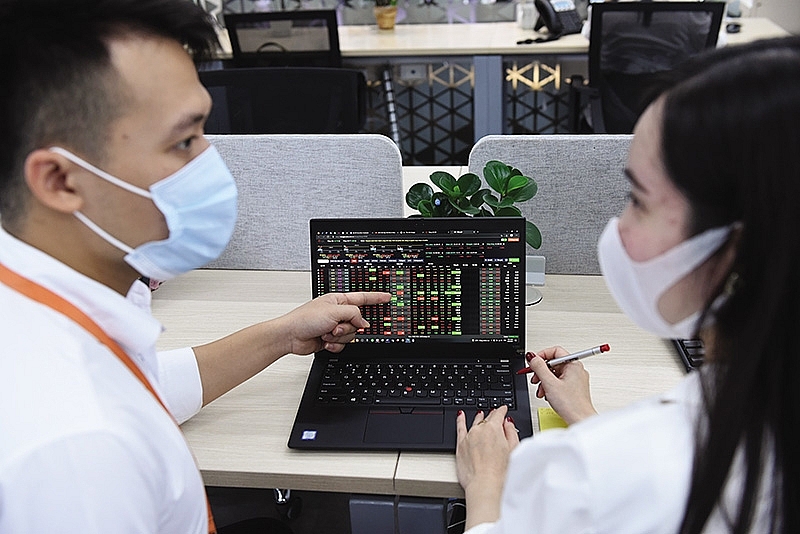 Các công ty chứng khoán nhận định, chứng khoán là vẫn kênh đầu tư thu hút nhà đầu tư, nhưng giảm nhiệt hơn Các công ty chứng khoán nhận định, chứng khoán là vẫn kênh đầu tư thu hút nhà đầu tư, nhưng giảm nhiệt hơn