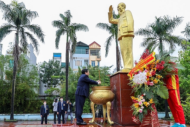 Thủ tướng Phạm Minh Chính, các đại biểu và đại diện đoàn thể thao Việt Nam dâng hương, dâng hoa tại tượng đài Chủ tịch Hồ Chí Minh  Thủ tướng Phạm Minh Chính, các đại biểu và đại diện đoàn thể thao Việt Nam dâng hương, dâng hoa tại tượng đài Chủ tịch Hồ Chí Minh