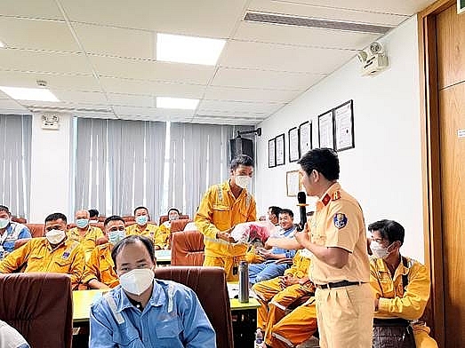 Thiếu tá Hoàng Bá Tuấn phòng CSGT - tỉnh Bà Rịa – Vũng Tàu tham gia đứng lớp đặt câu hỏi và trao quà cho các anh lái xe trả lời xuất sắc Thiếu tá Hoàng Bá Tuấn phòng CSGT - tỉnh Bà Rịa – Vũng Tàu tham gia đứng lớp đặt câu hỏi và trao quà cho các anh lái xe trả lời xuất sắc