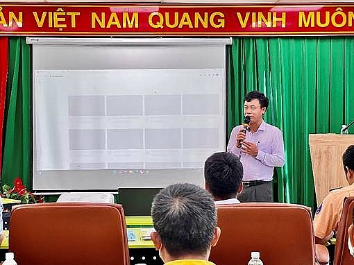 Ông Nguyễn Trọng Hùng – Giám đốc Chi nhánh có đôi lời phát biểu và dặn dò tới các anh em lái xe tham gia lớp học. Ông Nguyễn Trọng Hùng – Giám đốc Chi nhánh có đôi lời phát biểu và dặn dò tới các anh em lái xe tham gia lớp học.