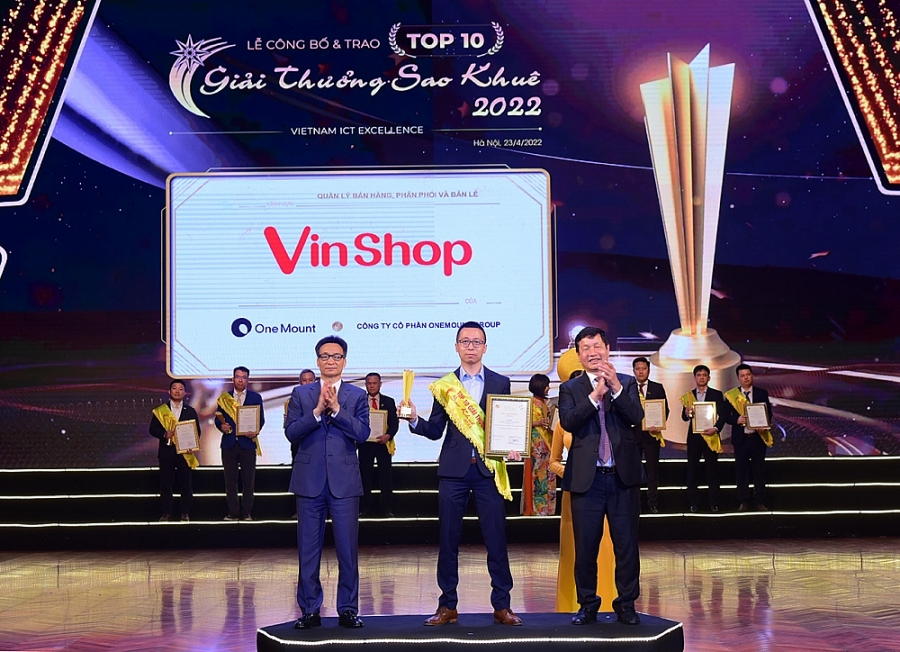 Đại diện VinShop nhận Giải thưởng cao nhất tại Sao Khuê 2022 từ Phó Thủ tướng Vũ Đức Đam và Chủ tịch VINASA Trương Gia Bình. Đại diện VinShop nhận Giải thưởng cao nhất tại Sao Khuê 2022 từ Phó Thủ tướng Vũ Đức Đam và Chủ tịch VINASA Trương Gia Bình.