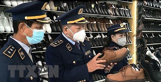 Lực lượng Quản lý thị trường Quảng Bình kiểm tra cửa hàng kinh doanh giày dép trên địa bàn thành phố Đồng Hới, Quảng Bình Lực lượng Quản lý thị trường Quảng Bình kiểm tra cửa hàng kinh doanh giày dép trên địa bàn thành phố Đồng Hới, Quảng Bình