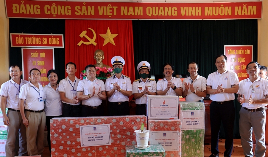 Đoàn công tác PV GAS cùng Đoàn Petrovietnam đã thực hiện chuyến đi cổ vũ, động viên các cán bộ, chiến sĩ đang làm nhiệm vụ cùng với người dân trên 9 điểm đảo của huyện Trường Sa Đoàn công tác PV GAS cùng Đoàn Petrovietnam đã thực hiện chuyến đi cổ vũ, động viên các cán bộ, chiến sĩ đang làm nhiệm vụ cùng với người dân trên 9 điểm đảo của huyện Trường Sa